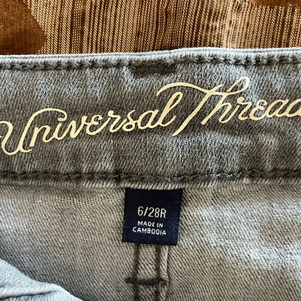 Universal Thread Cropped Jeans - Picture 3 of 3